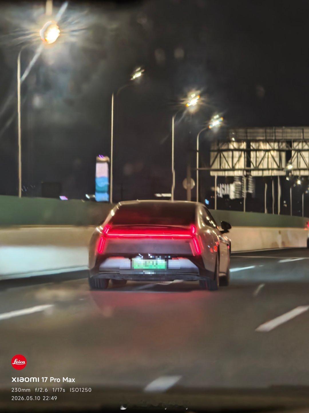 夜里的小鹏P7，现在同类型车太多，销量是不是起不来，但是产品力是不错的，外观有的