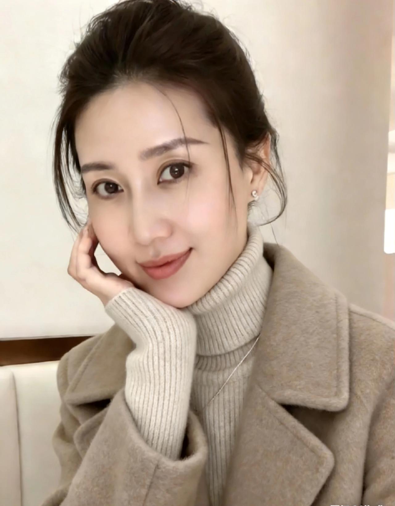 给朋友讲笑话，特别好笑。我笑的特别开心时，他低头看着我淡淡一句：第三遍啦[捂脸]