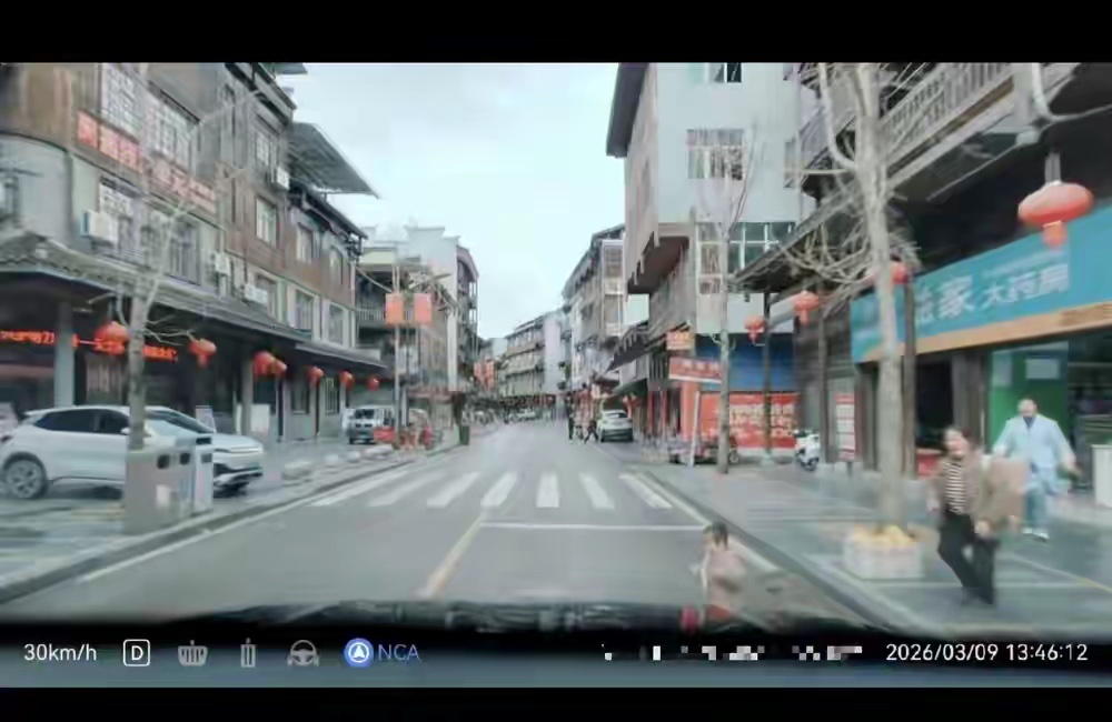 之前就看到了视频，但是我没有做任何评论，觉得太残忍了。现在看起来，小朋友并没有什