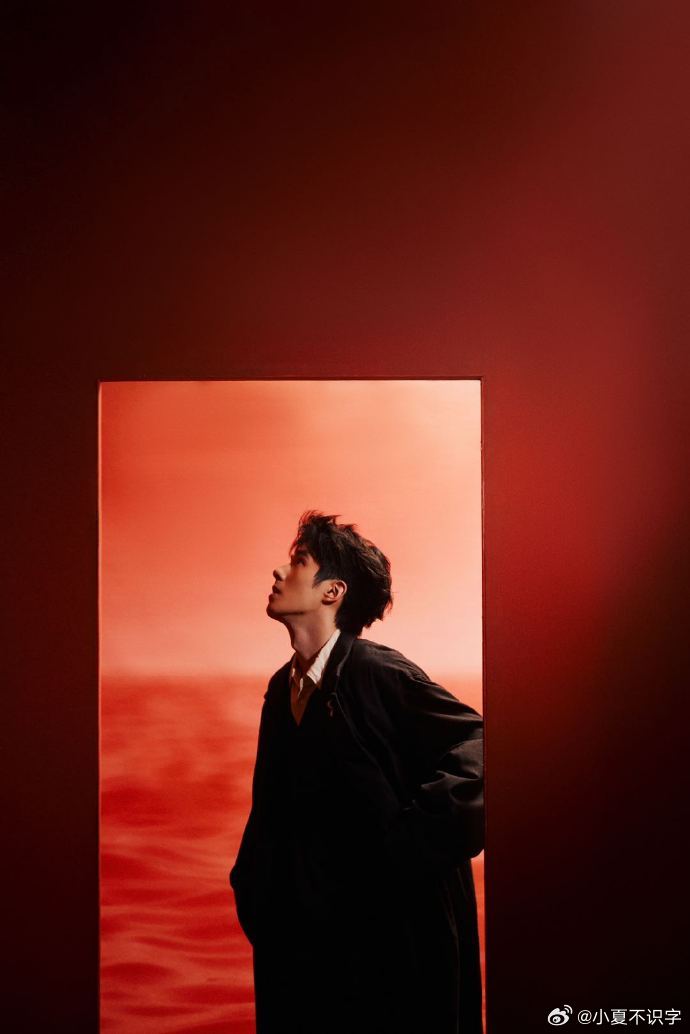 《解密》首映，刘昊然瘦身成果惊艳全场，尽显角色钻研之诚。8 月 3 日，共赴影院