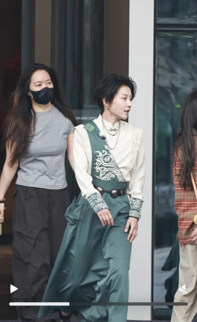 刘雨昕斜襟青铜纹新中式刘雨昕跑男首秀奔跑吧14收视率创新高 刘雨昕的跑男首秀造型