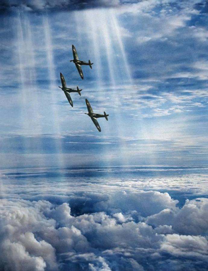 历史老照片：二战时期的英国皇家空军

1939 年，英国空军的喷火式战斗机，在透