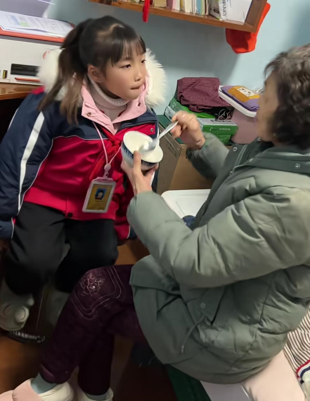 10岁了还喂饭，是很值得炫耀的事吗？
还说不喂不吃，十年如一日啊！
这就是惯的，