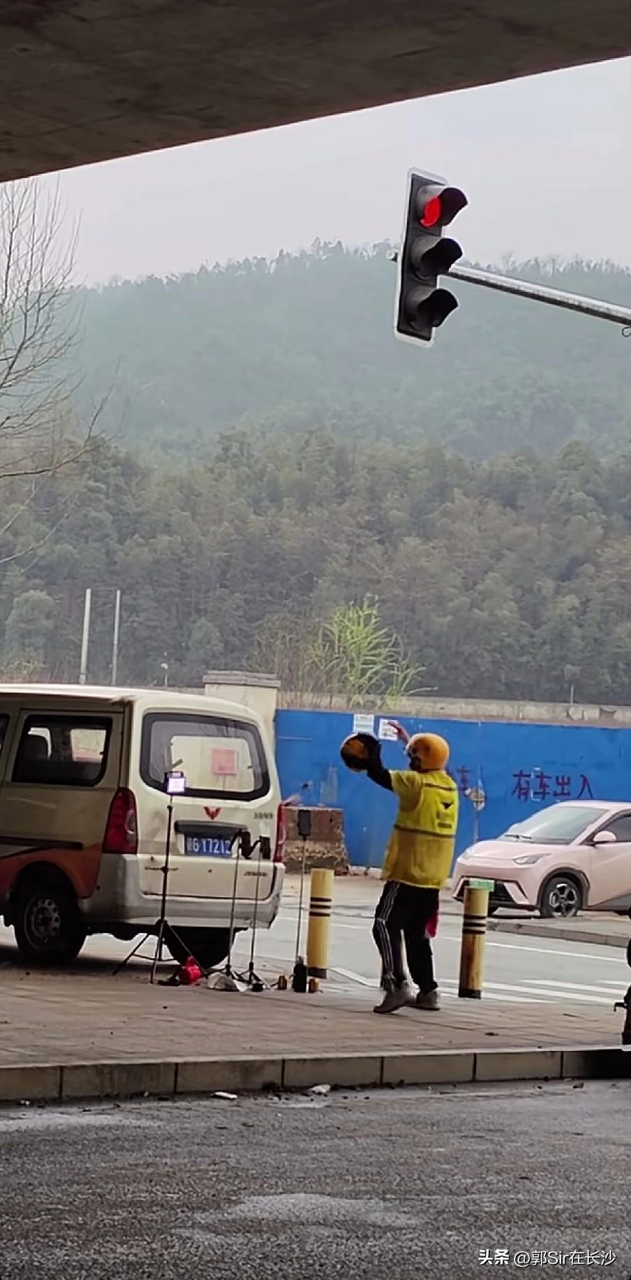 今天看到一外卖小哥在奋力搞直播，现在不管男女都开始网络直播，吃东西，跳舞，打PK