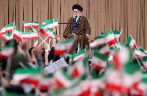 果然，越是小国家，脾气越大。哈梅内伊开出了美国可以跟伊朗合作的三大条件：1、彻底