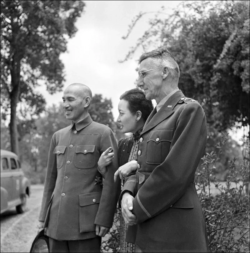 1942年4月蒋中正夫妇与史迪威在缅甸眉苗（ George Rodge...