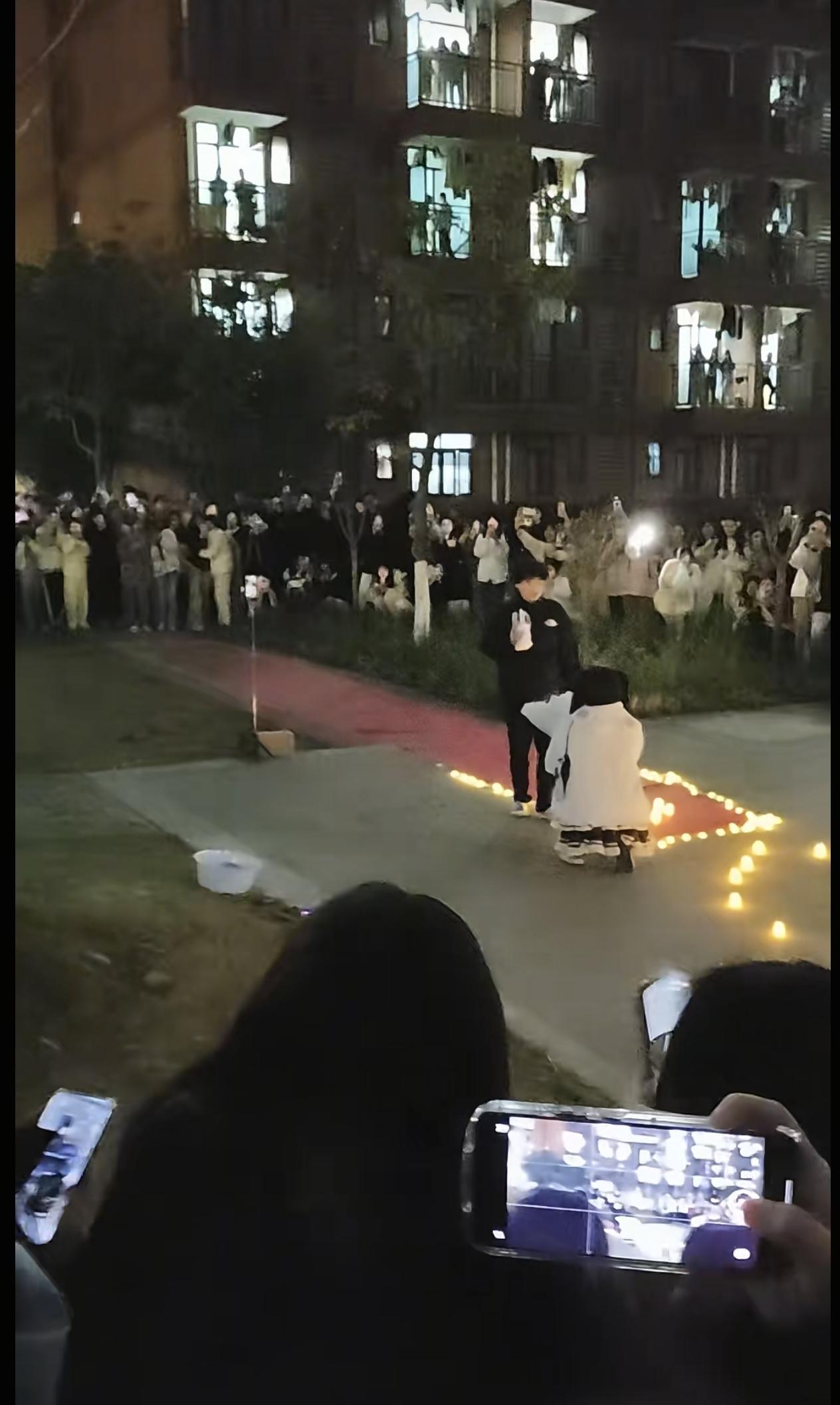 3月21日，湖北武汉。某高校宿舍楼下，一男生男扮女装向同一宿舍的另一男生表白，室