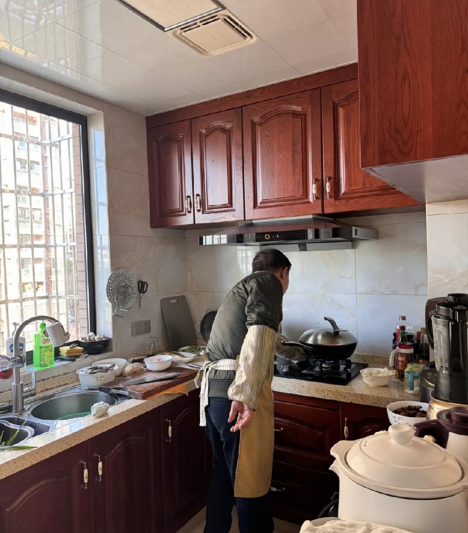一个当爹的全款给女儿买了婚房，想过去住二天，女婿一句家里没地方住就给顶回来了。老