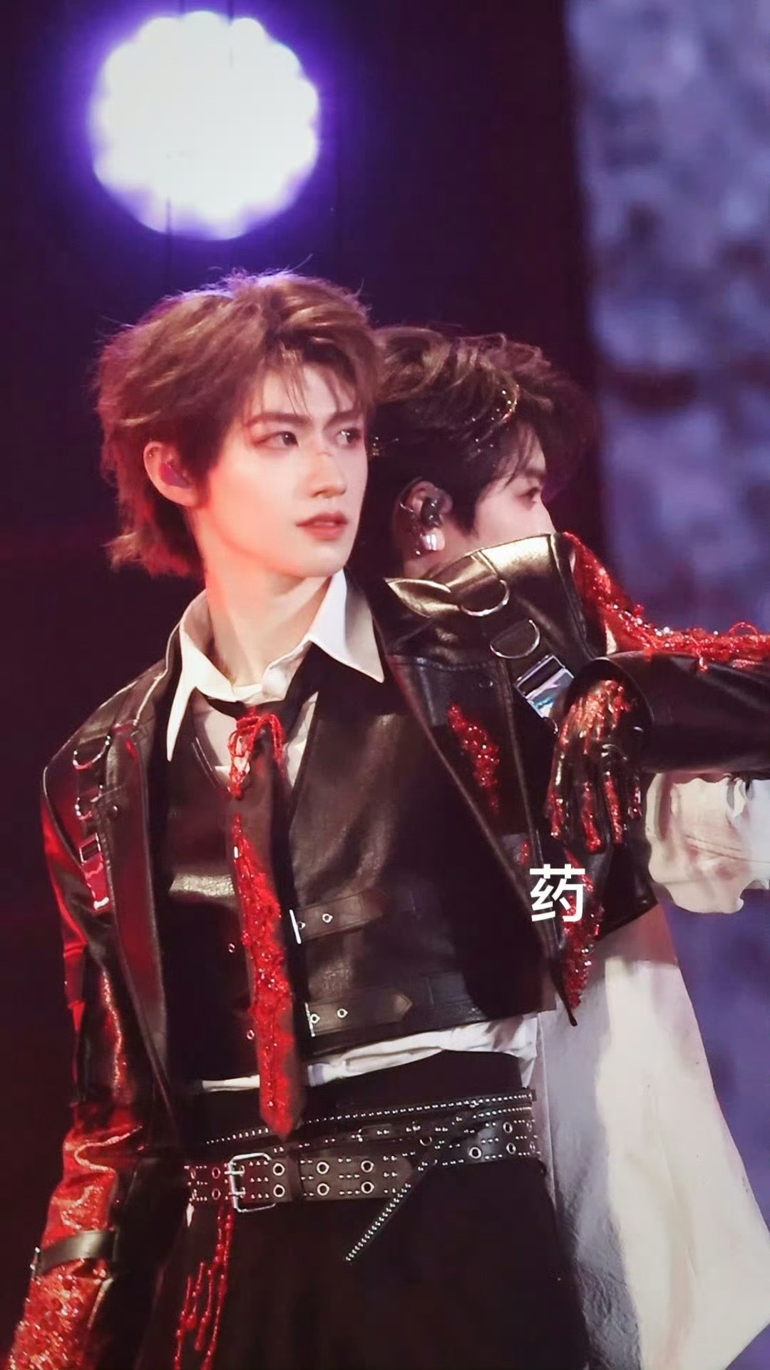 朱志鑫的脸怎么会权威成这样子，真的不知道他下颌骨咋长的，帅的反人类。。龙棍朱志鑫