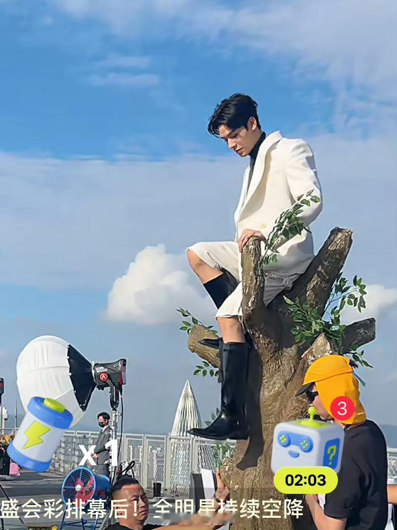 #龚俊树上拍大片# 比例太绝了 ​​​