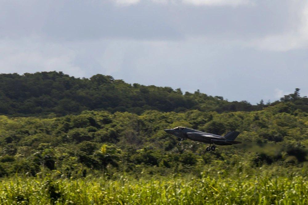 美国海军陆战队 F-35B 闪电 lls 配备 AIM-9X“响尾蛇”空对空导弹