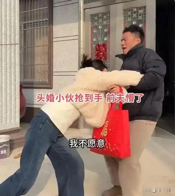 女子离婚后不久，就被家人安排相亲，对方是头婚小伙。相亲那天，小伙诚意满满，对女子