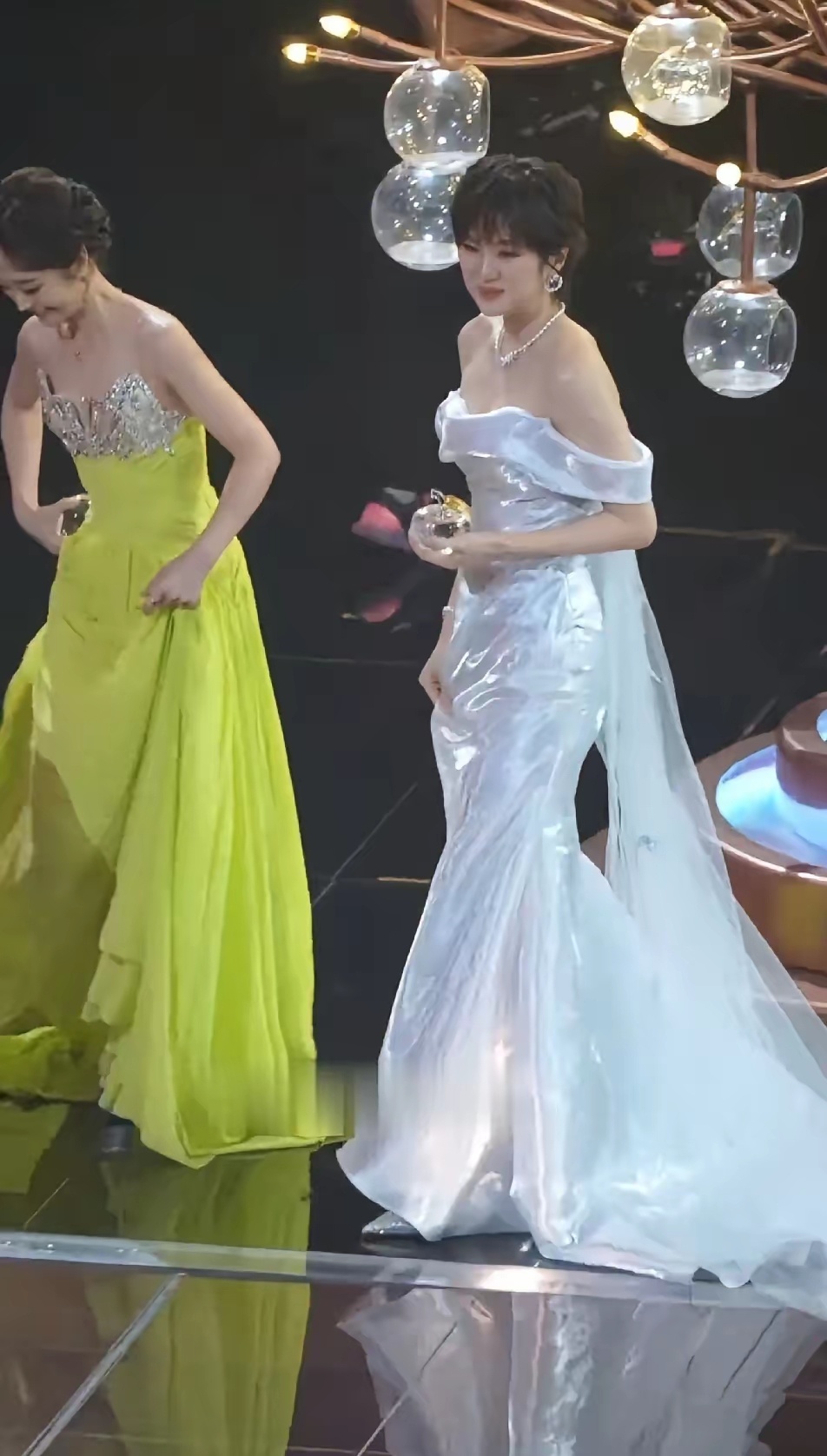 姚安娜身处三线，却有着顶流的排场。 