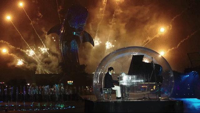 郎朗横琴雨中琴夯爆了试问谁见过这么神仙的演出配置？海景夜幕当舞台，漫天烟花做灯光