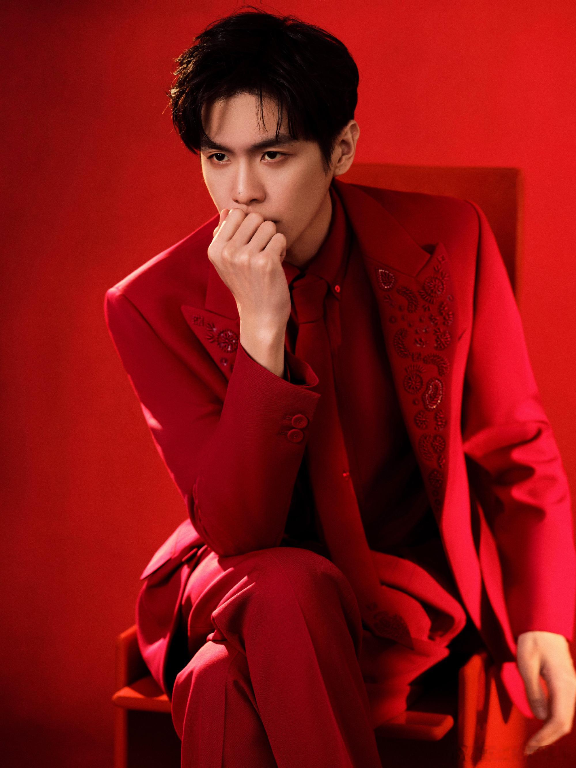 张若昀打响指这一下张若昀红衣潇洒，这记响指精准卡点太利落，瞬间解锁机器大圣名场面