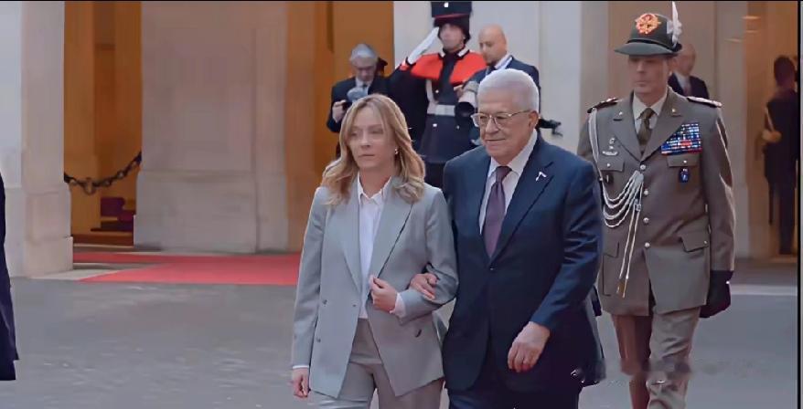 阿巴斯享高规格礼遇，外交甜度拉满，12月12日巴勒斯坦总统阿巴斯到访罗马，两人挽