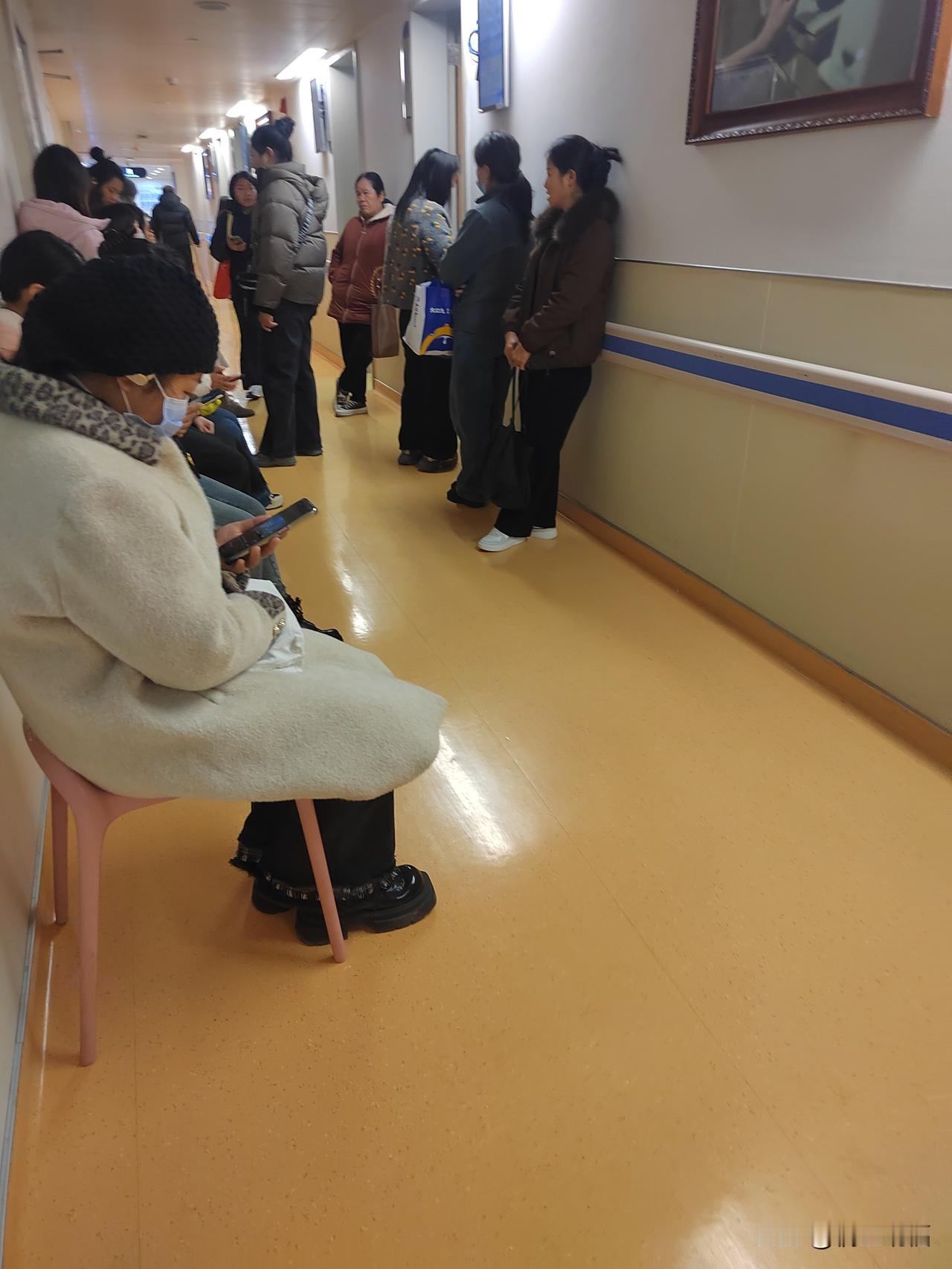 今天去生殖科，人特别多，排队很久，能感受到大家对生育问题的焦虑和重视。