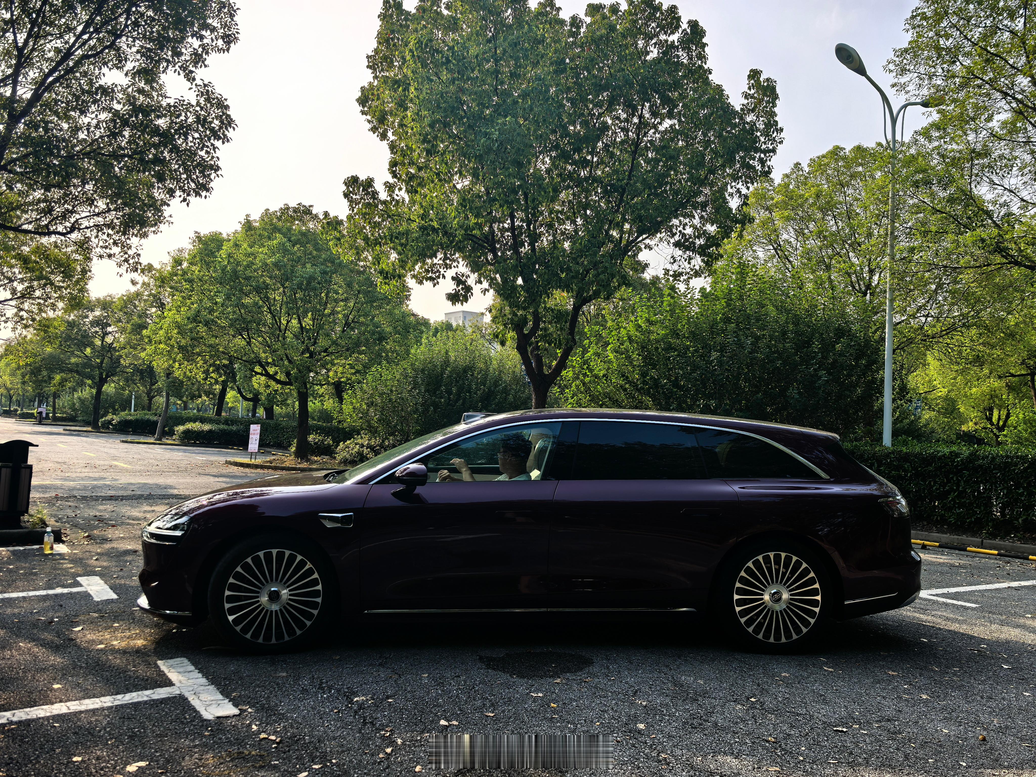我发现我开新的新能源车都要到有个心理建设过程，因为车宽。心里上告诉我车很宽，实际