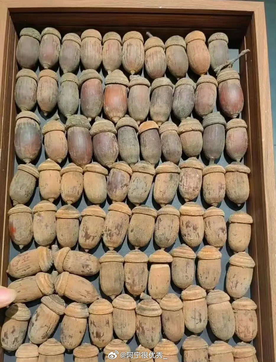 一网友爷爷临走前，留下了一盒他年轻的时候，收藏的东西，一盒整齐摆放的，你们知道是