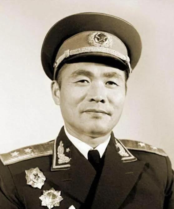 1949年，一位解放军军长回家探亲，亲娘就在眼前，他故意装作不认识，还撒谎说：“