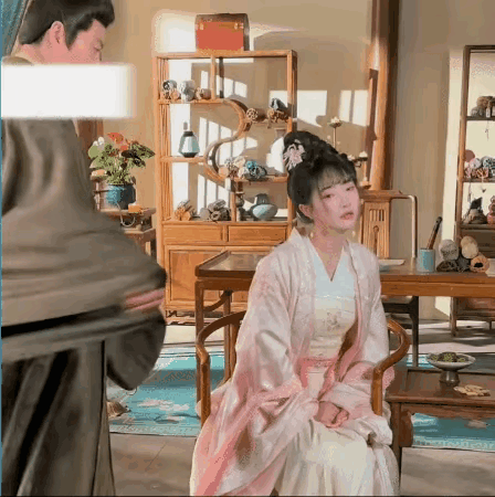 2025年12月25日，一则关于短剧女演员张乙萌在拍摄间隙被特邀男演员隔空扇耳光