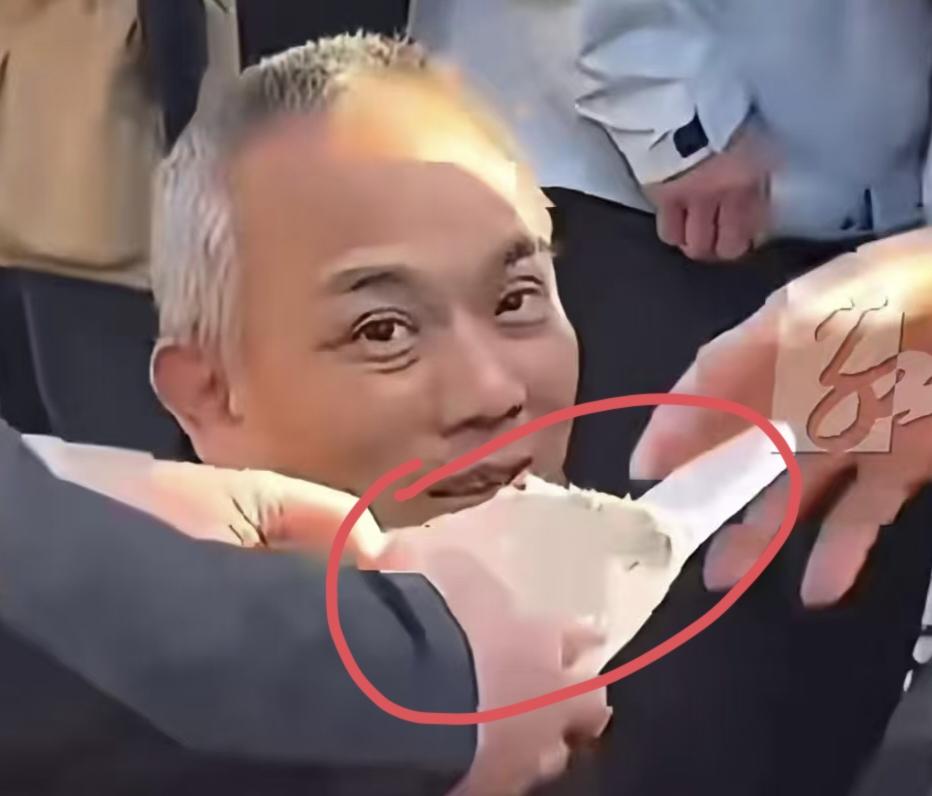 人诚实点真的很重要，
不信你看看荒野求生的“老中医”，
挨了几十天饿好不容易挺进