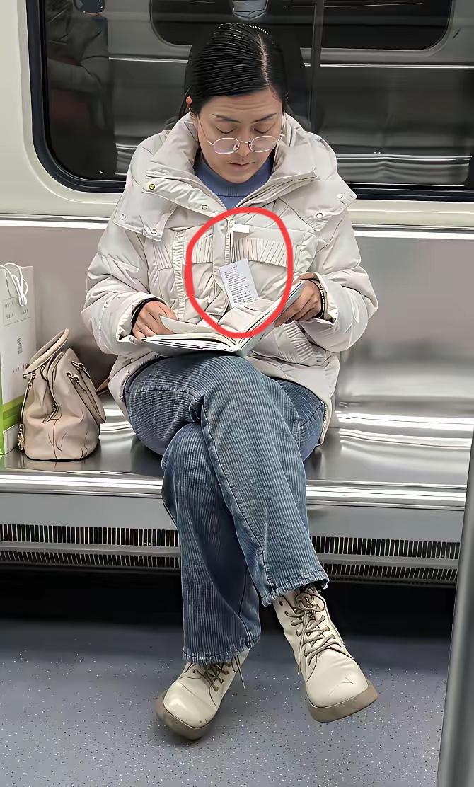 地铁上，突然，发现对面坐着一名气质优雅的女子，正低头看书，可万万没想到，仔细看她
