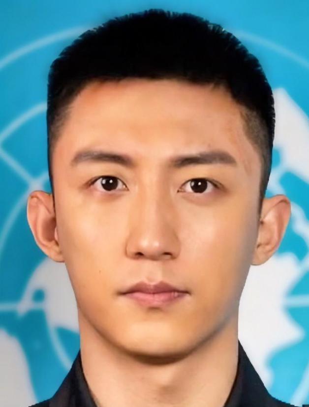 把一个在后厨传菜的东北小子，直接扔进《红海行动》的狙击镜里，会发生什么？
答案是