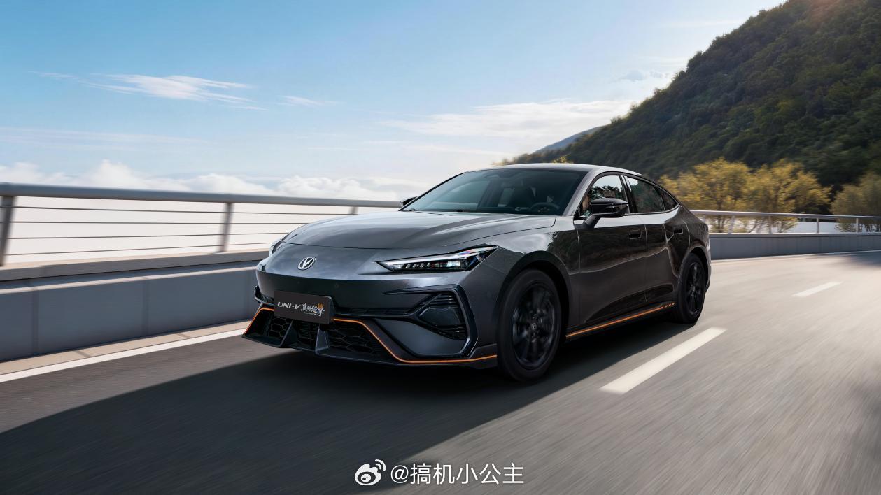 最近长安汽车在重庆发布蓝鲸超擎混动系统，宣告燃油车城区油耗迈入“2L”时代，打造