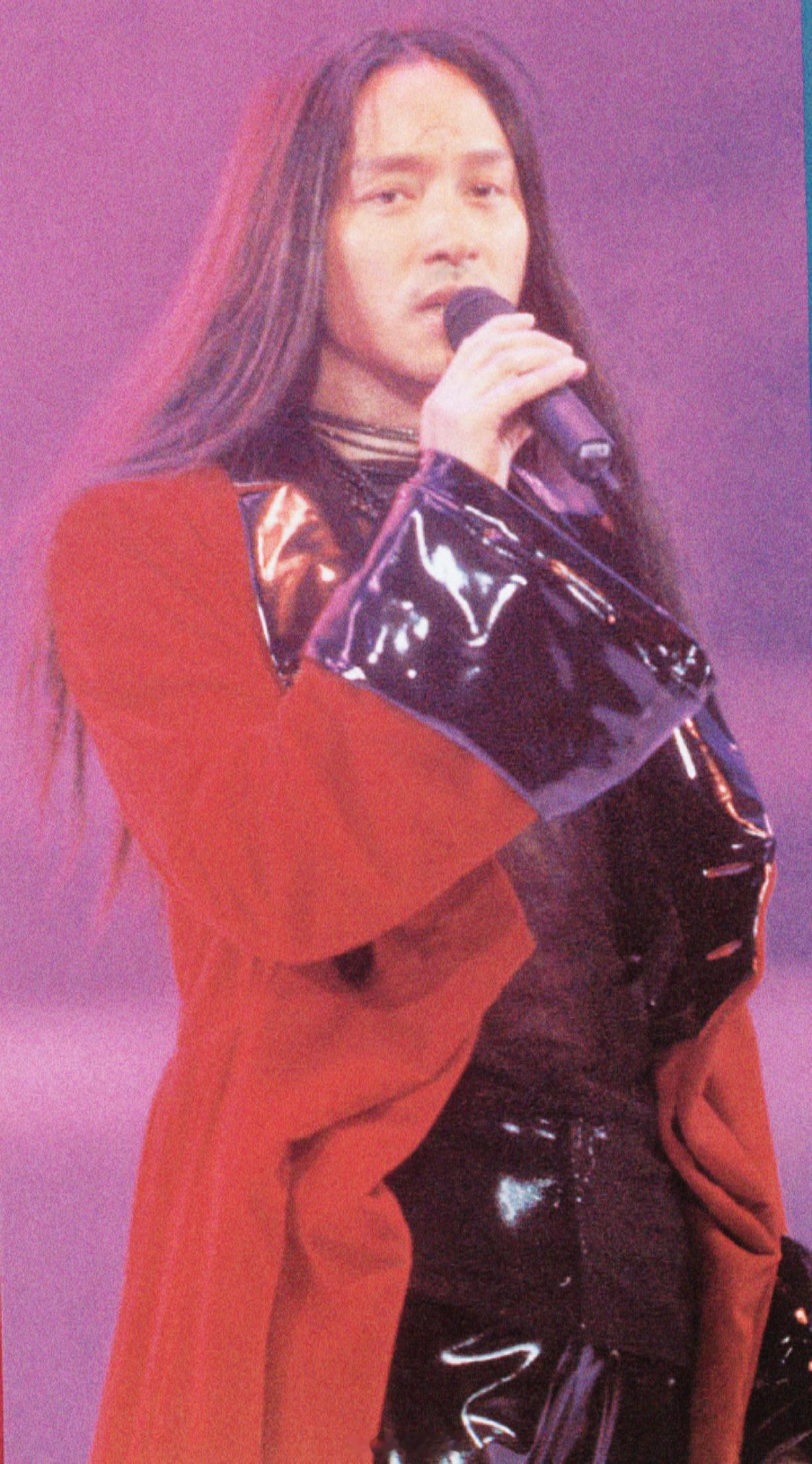 张国荣旧相簿子 焕绮的红，像怒放的玫瑰，那是一抹名为Leslie的倾世红。200