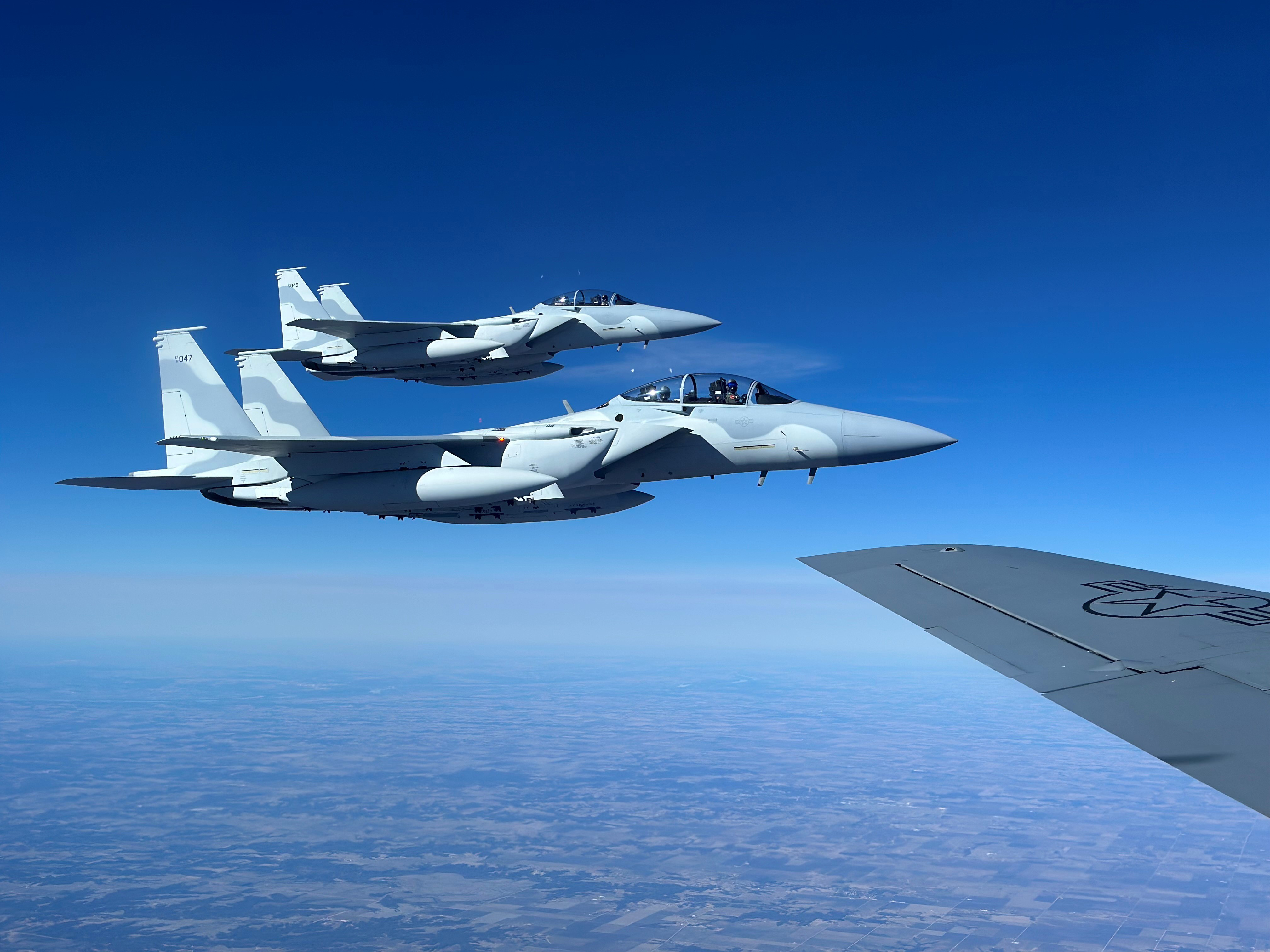 2月25日，三架新型F-15QA先进战斗机从波音公司圣路易斯工厂起飞执行转场前飞
