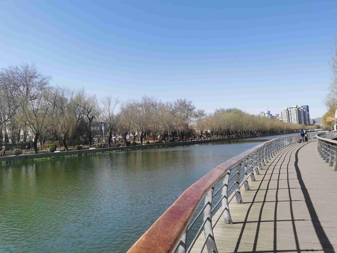 带定位晒今日生活 今天状态超轻松愉快，这边阳光明媚。早上用晨跑 5 公里开启新一