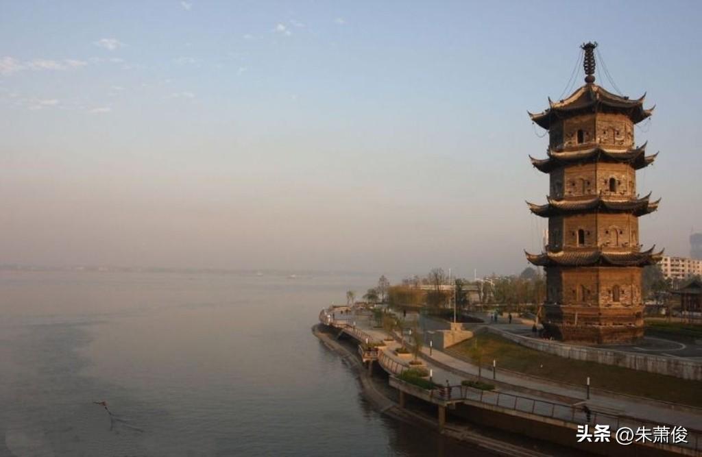 芜湖中江塔坐落于青弋江与长江交汇处北岸江堤，是芜湖地标、安徽省级文保单位，“双江