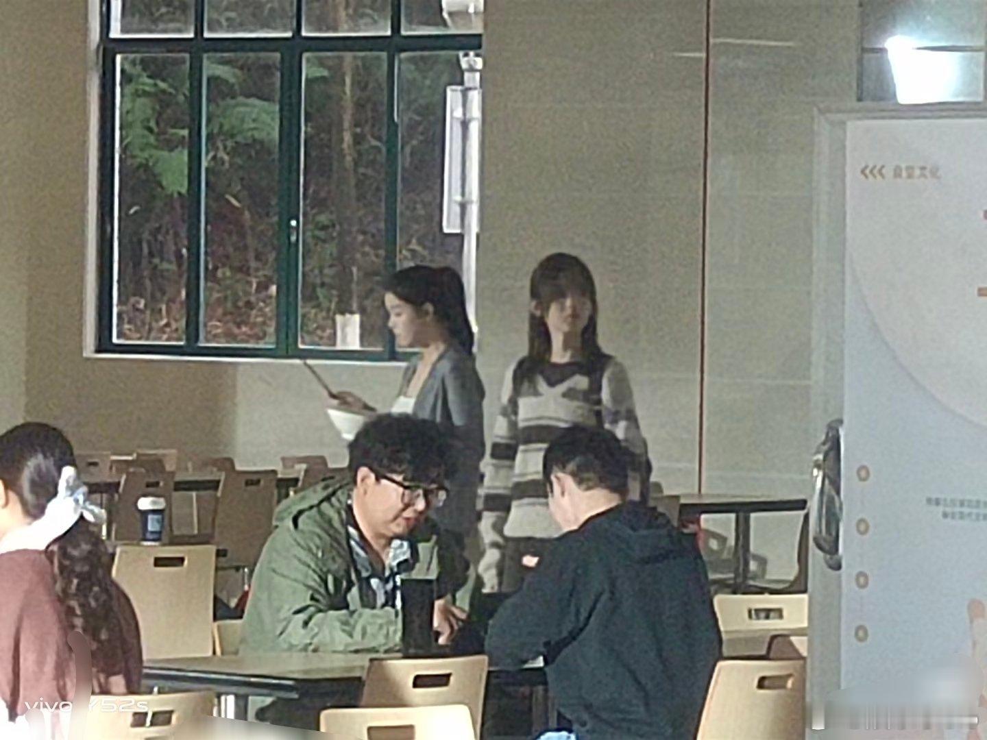 网友在中山大学珠海校区食堂偶遇杨超越董思成拍戏，今天是太阳雨的大学取景地是这所学