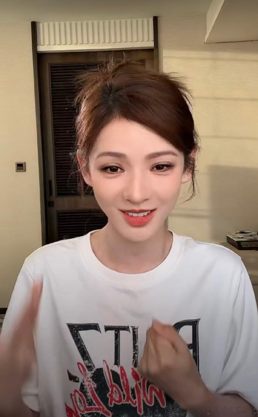 张予曦回应徒手抓蚊子 提到《我家那闺女》里的经历，笑称抓蚊子时表面波澜不惊，内心