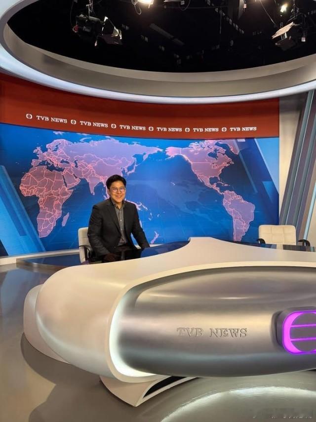 霍啟剛探班《愛·回家》 跟劉丹交流表現親民.現年46歲的霍啟剛和郭晶晶，向來生活