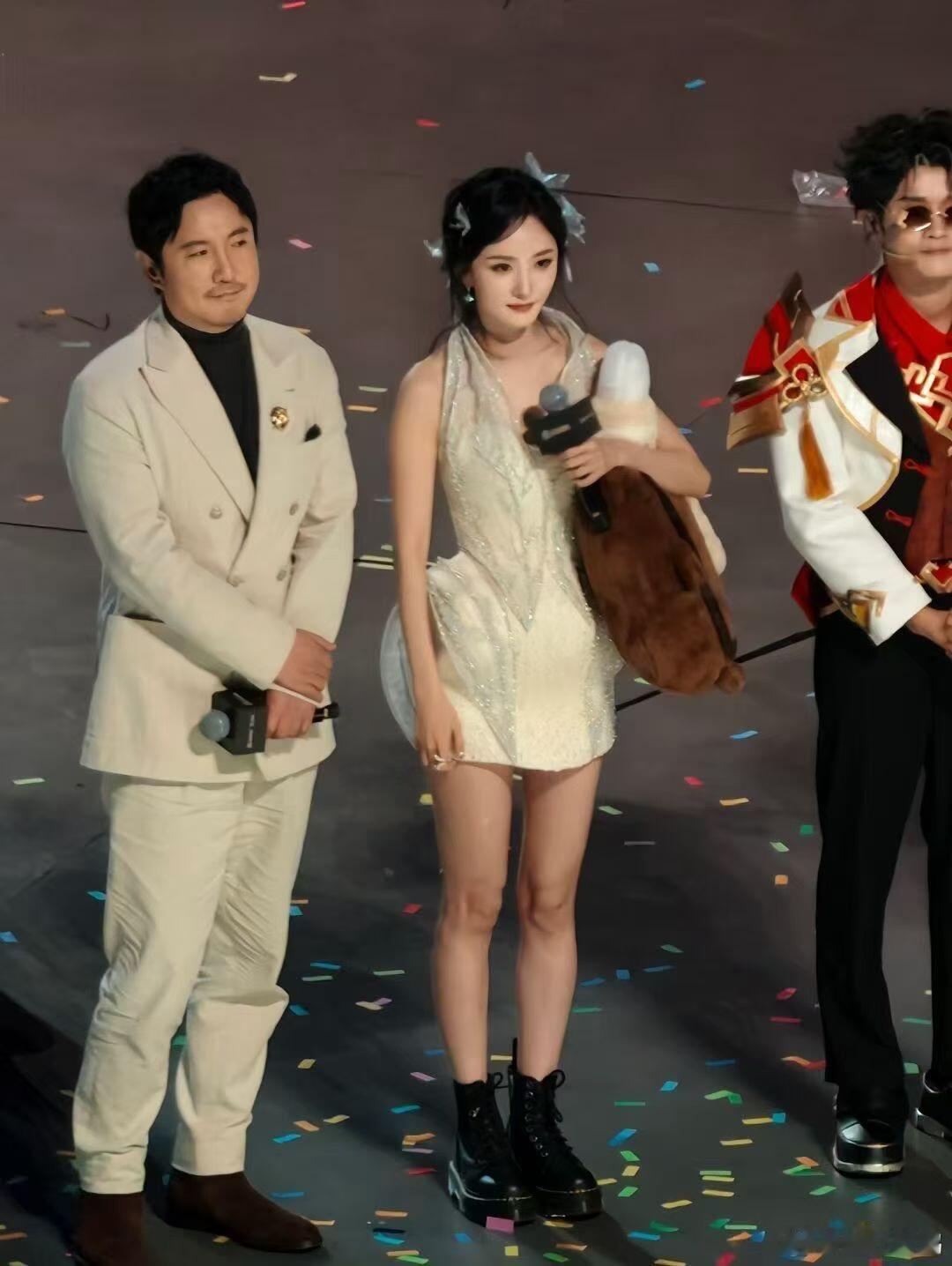 看杨幂沈腾无法保持苹果肌扁平杨幂沈腾的“扶不扶”梗都到4.0版本了，我每次刷到片