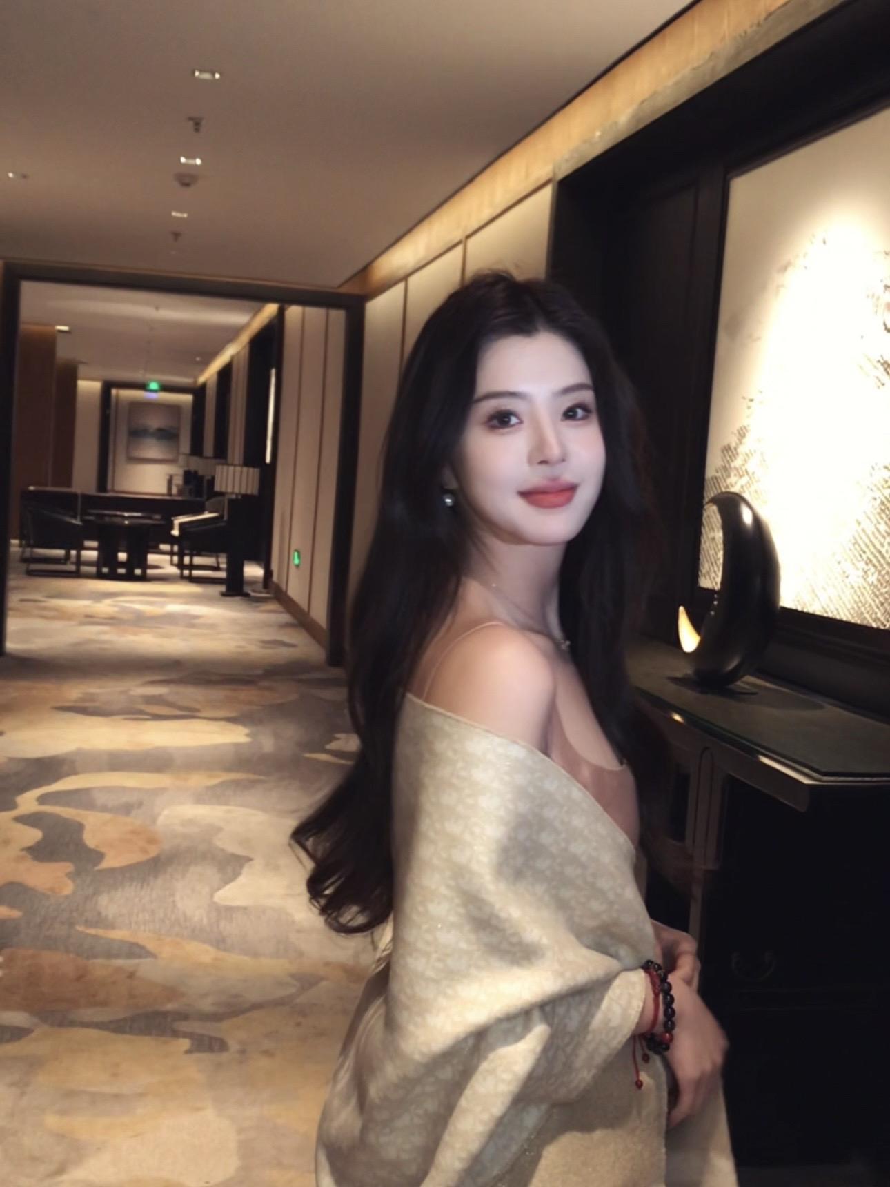 哇怎么会有女人这么百变这么多姿多彩呀这么美丽 以前有个朋友对我过：对外...