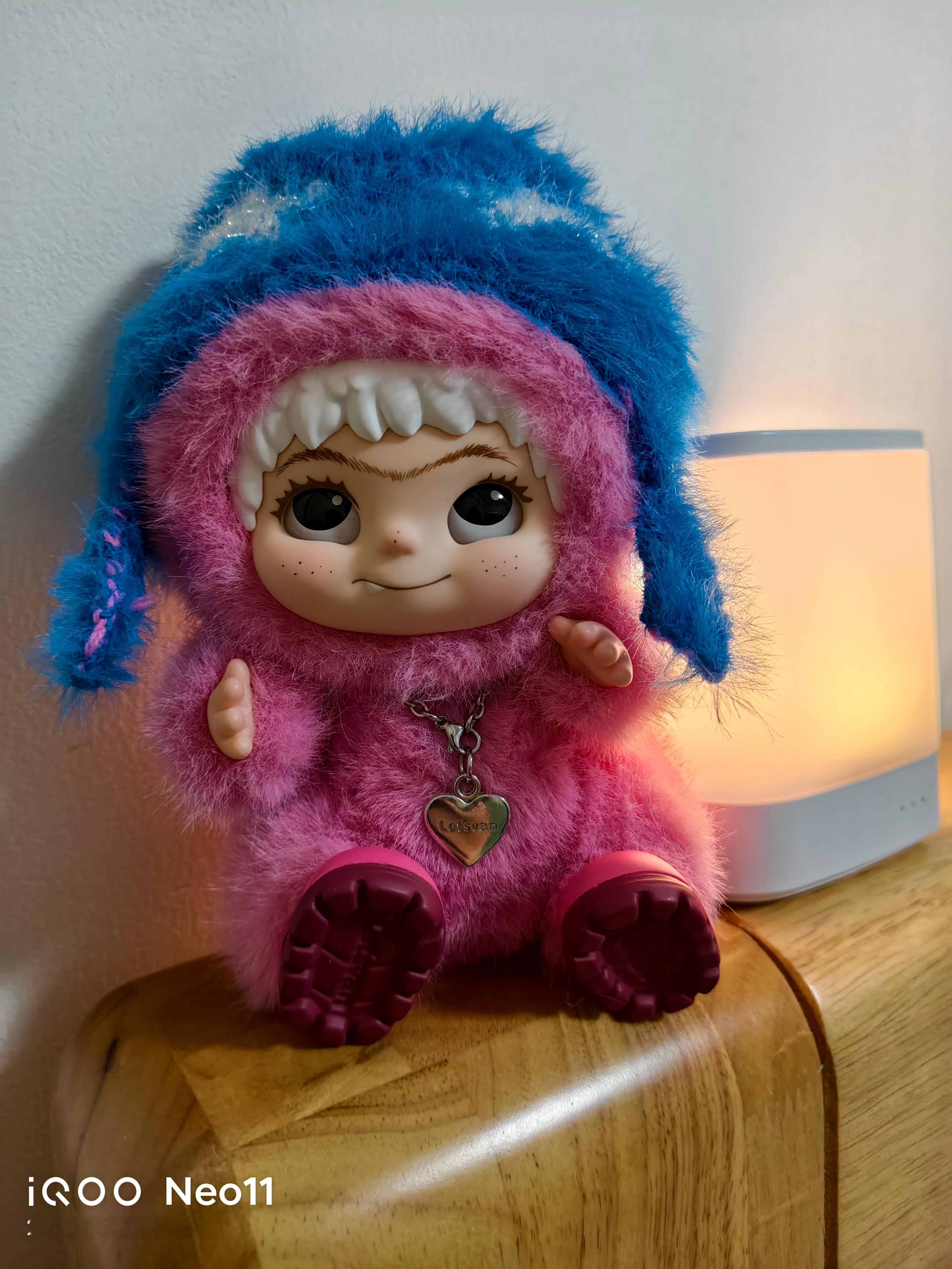 出差回来就收到朋友送的WAKUKU啦，毛茸茸的，很适合秋冬诶就放床头叭