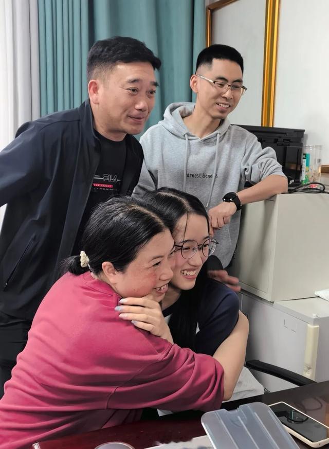 父亲回应女儿高考710分 做学霸的父母是上天最大的恩赐！做好后勤保障就是唯一要做