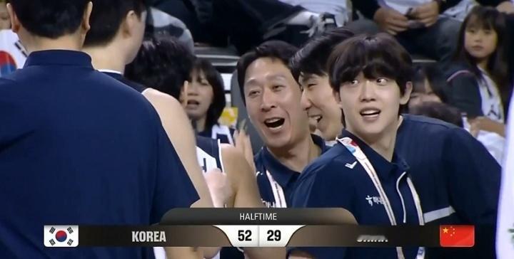 惨不忍睹！半场仅得29分……三分12中1！中国队半场落后韩国23分。中国男篮vs