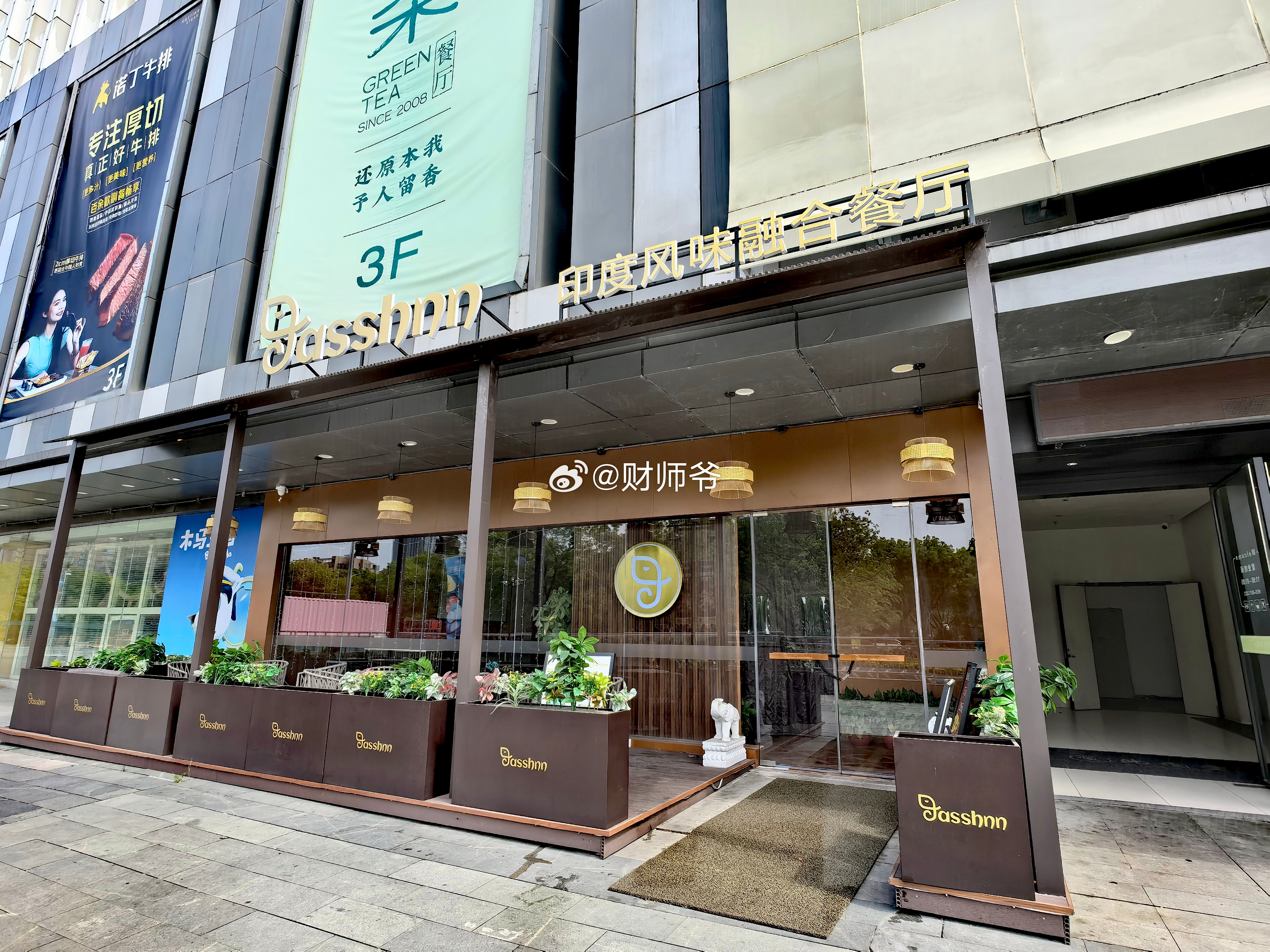 陈旧的万达，凌乱的街头。 绍兴·万达广场(绍兴柯桥店)