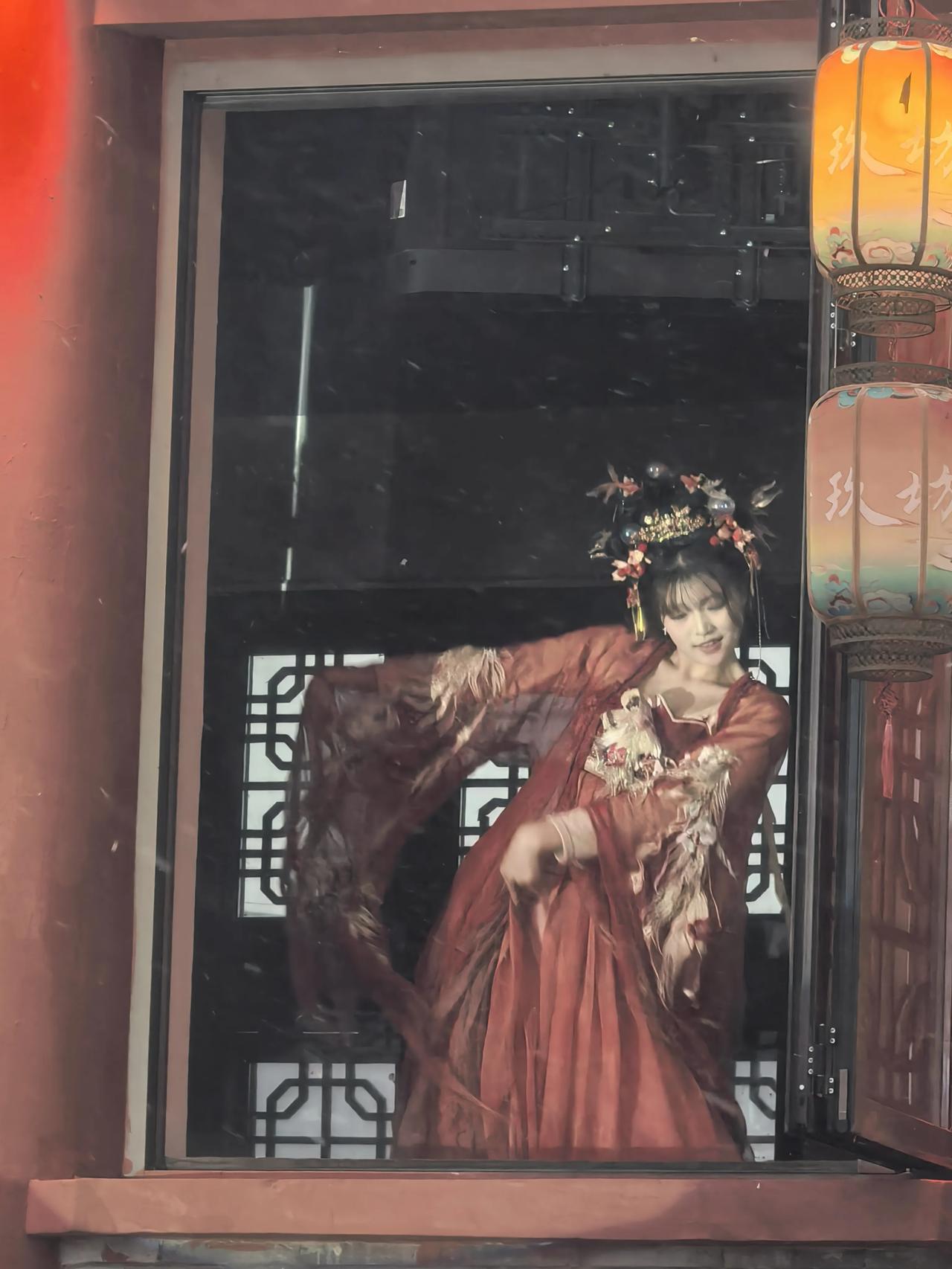 前阵子去了吉林市望云拾玖坊，那体验绝了。一进去，古色古香的装修风格就给人一种穿越