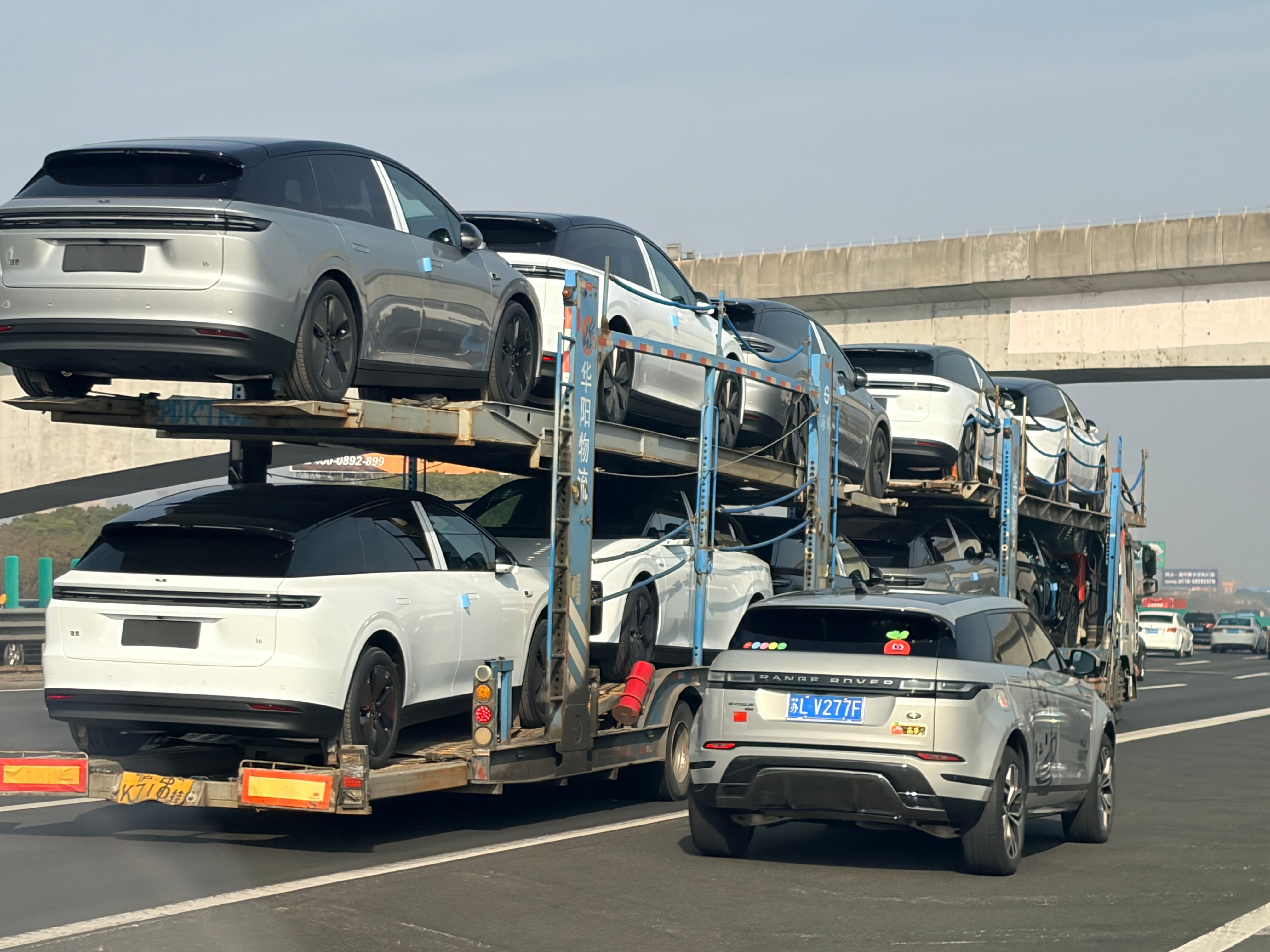 刚上高速，就看到一车刚下线的理想i6在路上，大过年的，不容易，加油。理想i6 无