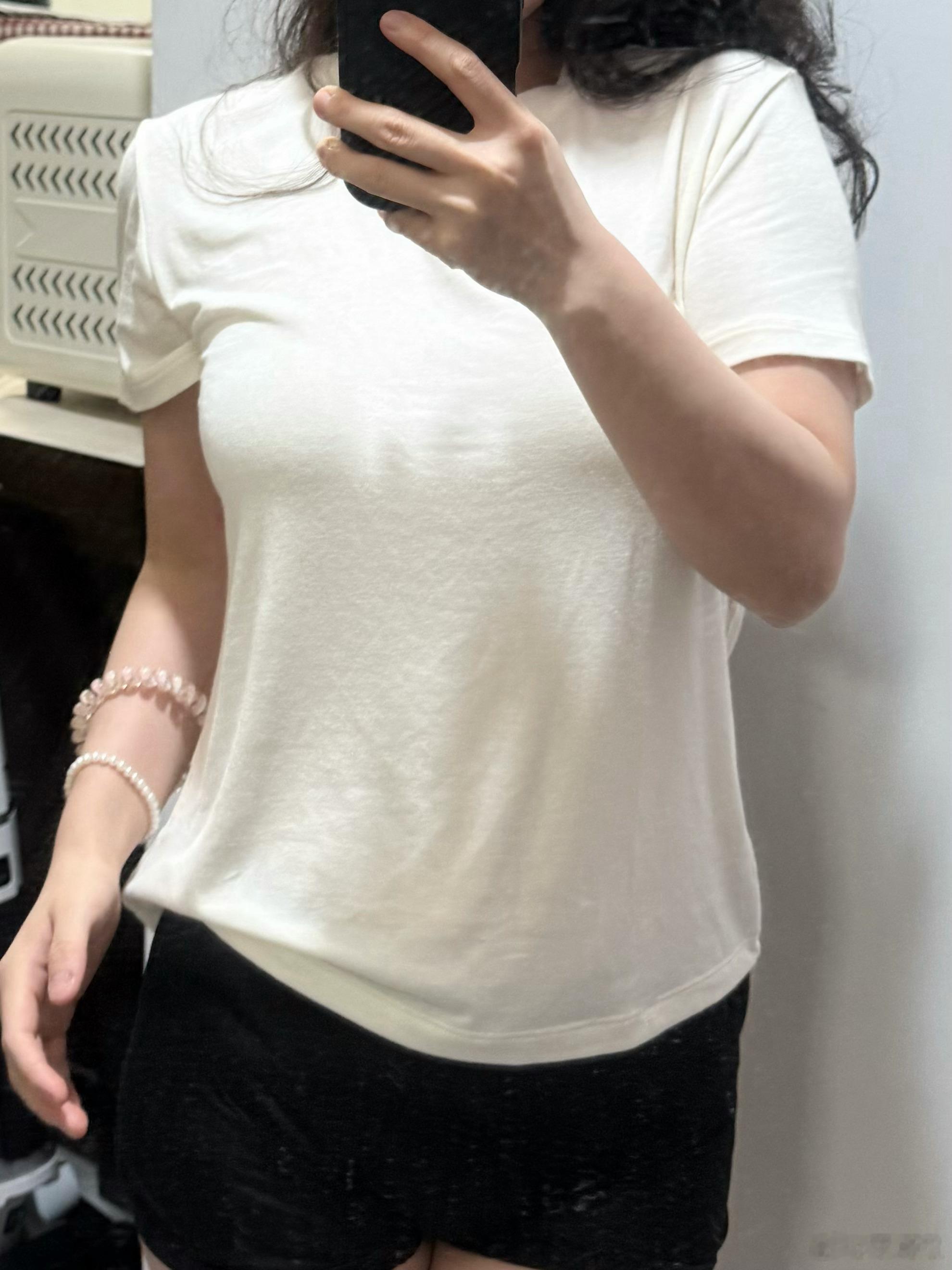 买到一件巨舒服的奶皮子T恤软到不行我没有浅色无痕内衣，愁死了，穿啥都显sbeau