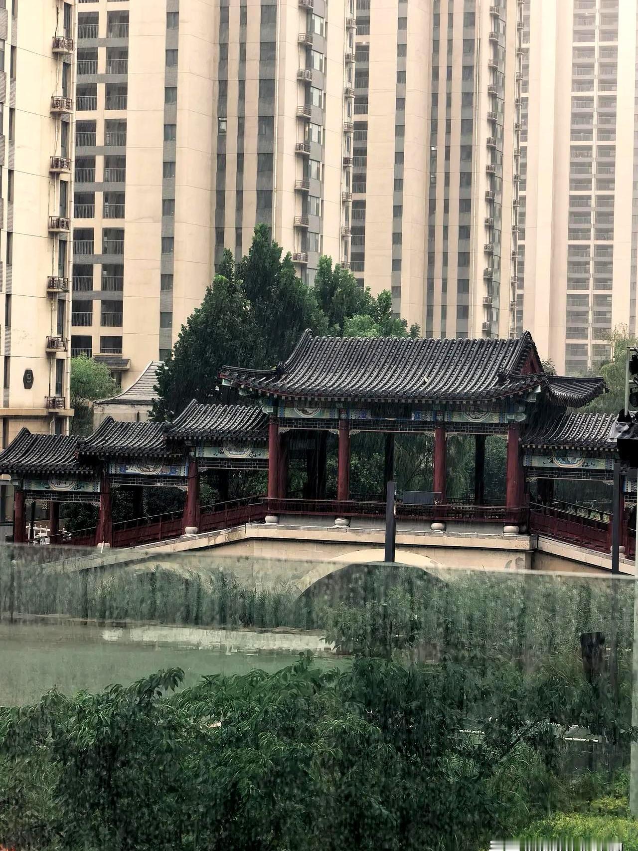 昨天在任城区华城路附近，路过一辆贴着补丁的“老头乐”，本以为是寻常代步车，结果车