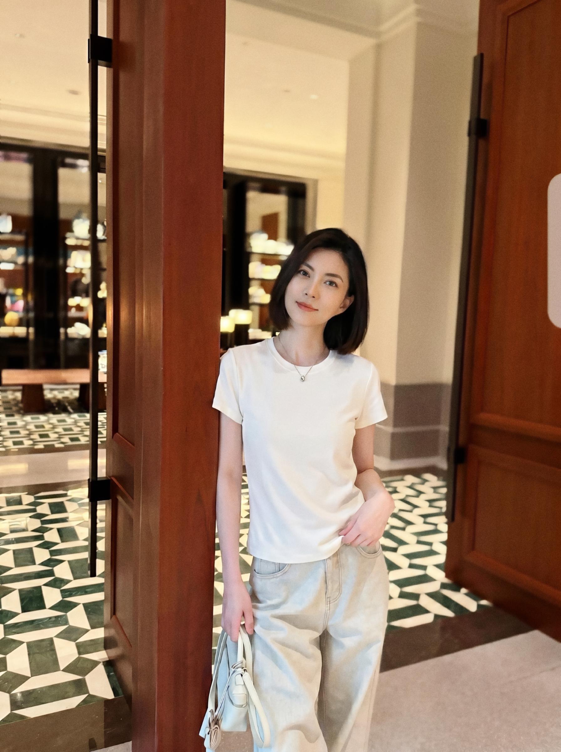 这状态确实该叫姨了…年纪大了 确实没精力天天打扮了 还是这样穿舒服啊…