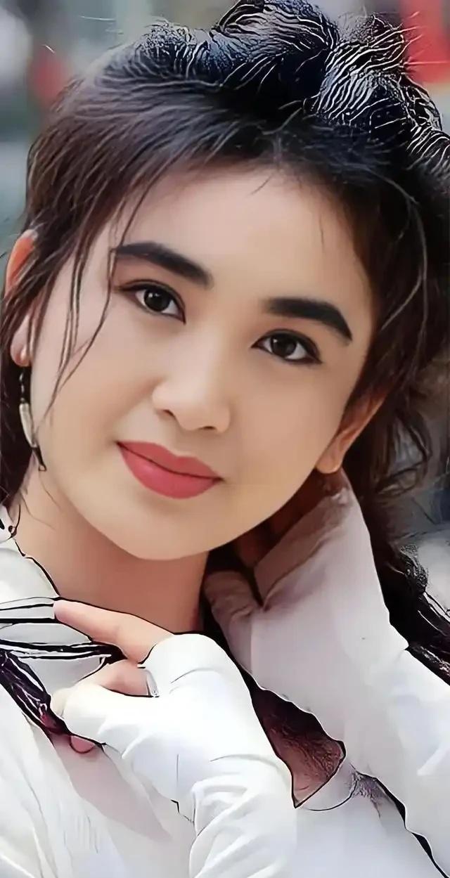意难平！温碧霞埋藏14年的隐痛终于被扒出
曾经风靡全网的玉女掌门人温碧霞，年轻时