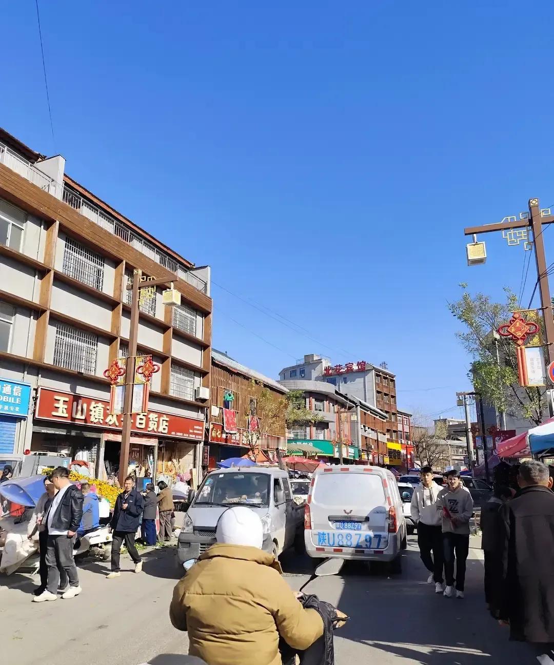 初十那天我起了个大早，跟着导航钻进蓝田玉山镇，一脚踩进许庙集，空气里全是烤红薯混