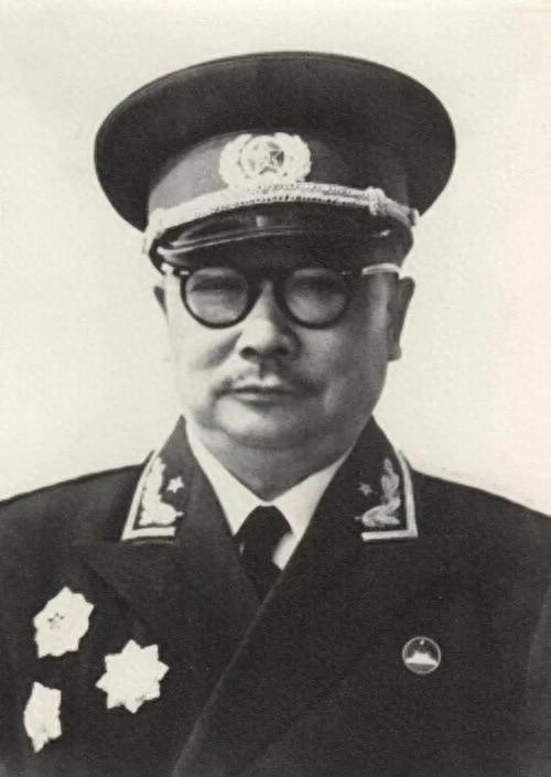 1950年，粟裕到北京公干，遇到情报部长李克农。突然李克农他快步走向粟裕，肃然开